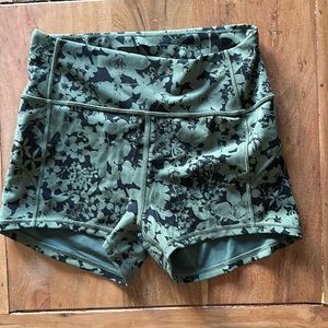 Lululemon shorts size 6